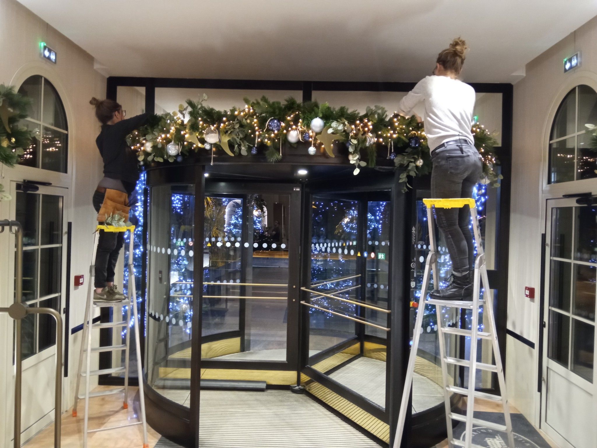 Les coulisses de la décoration de Noël du lobby du Grand Hôtel des Thermes.