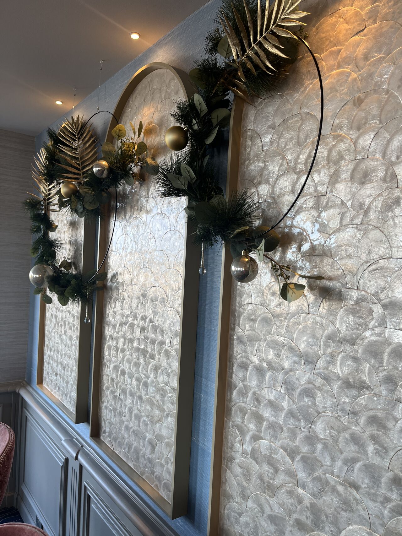 Cercles végétalisés suspendus créés pour la décoration de Noël du bar du Grand Hôtel des Thermes.