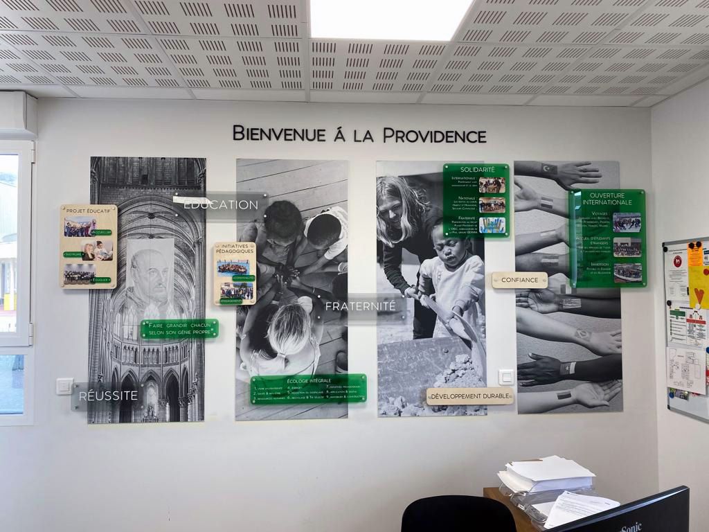 Design d’espace entreprise avec communication visuelle murale