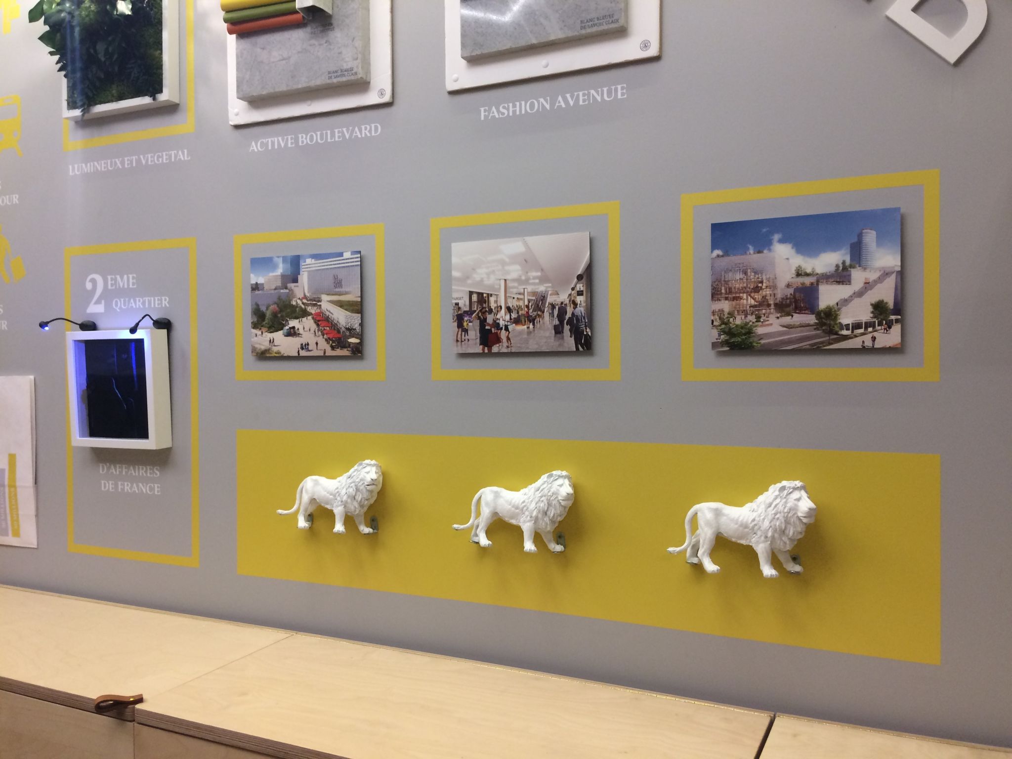 Design d’espace entreprise avec communication visuelle murale