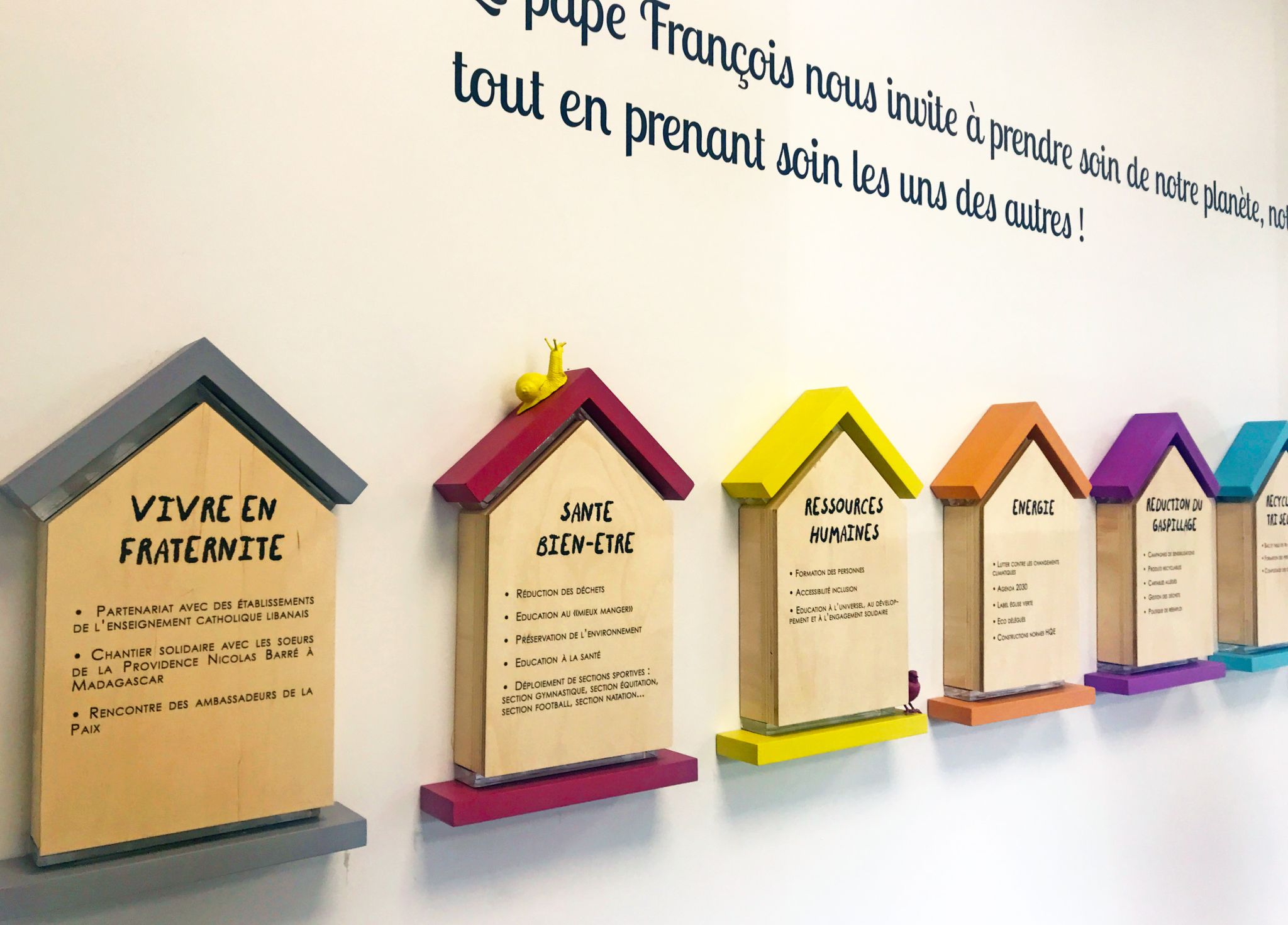 Design d’espace entreprise avec communication visuelle murale