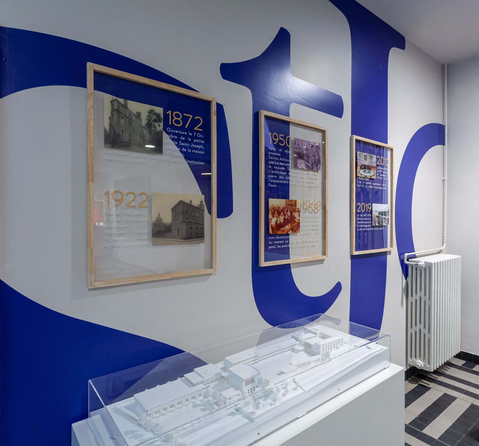 Design d’espace entreprise avec communication visuelle murale